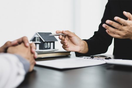 Các loại giấy tờ cần thiết khi mua bán bất động sản: Danh sách các giấy tờ pháp lý quan trọng mà người mua và người bán cần chuẩn bị và hoàn tất trong giao dịch bất động sản.